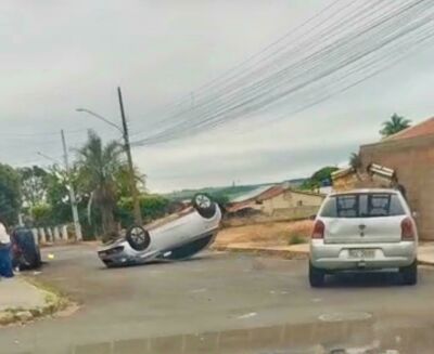 Imagem da notícia Dois veículos colidem e carro capota na Vila Nunes, em Costa Rica